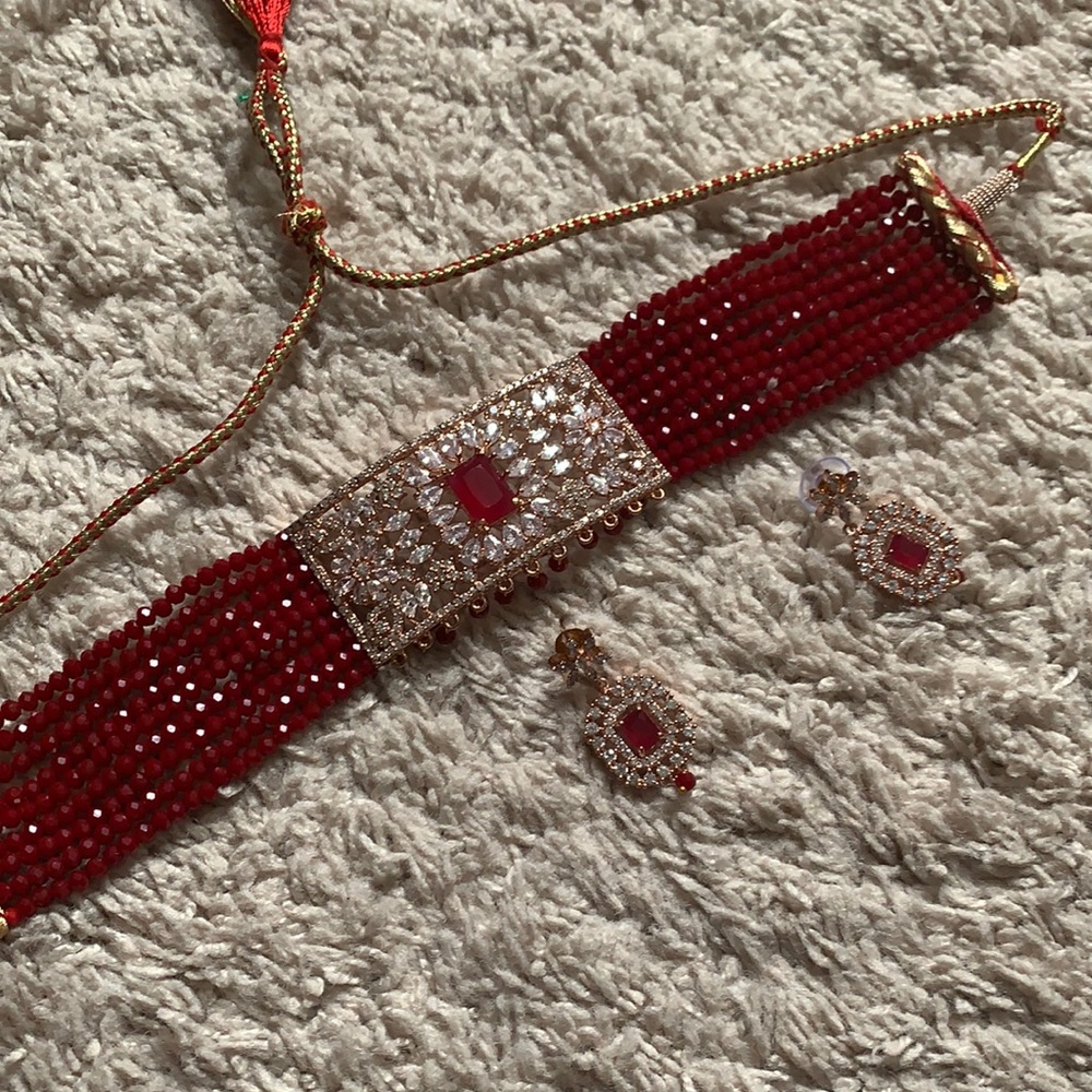 Red hydro beads chocker